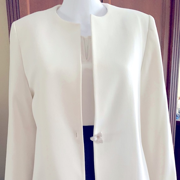 Chique white collarless long blazer jacket with single button in flower shape 10 - Picture 2 of 7